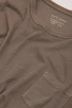 T-shirt girocollo con taschino fango